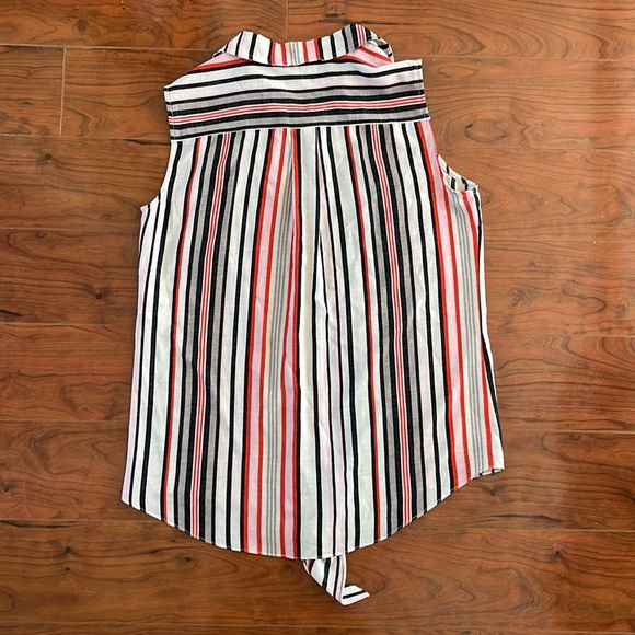 Jones New York Sleeveless Button-down Front Tie Top Shirt - Picture 5 of 5